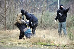 ZOLL-E: Gemeinsam für den Ernstfall
Das Zollfahndungsamt Essen und die Feuerwehr Moers trainieren gemeinsam für den Ernstfall
-	Kooperation zur Gefahrenabwehr - &quot;Train as you fight&quot;