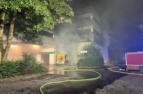 Feuerwehr Mülheim an der Ruhr: FW-MH: Brand zweier PKW-Anhänger greift auf Lagerbereich über
