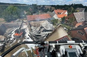 Kreisfeuerwehrverband Lüchow-Dannenberg e.V.: FW Lüchow-Dannenberg: Scheune in Lübbow von Feuer zerstört +++ Photovoltaik-Anlage erschwert die Löscharbeiten und gefährdet Einsatzkräfte