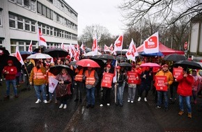 IGBCE Nordrhein: Tarifrunde Chemie: Mehr als 300 Besch&auml;ftigte erh&ouml;hen Druck vor dem Chemiepark in Marl