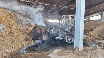 FW Sonsbeck: Gewerbebrand - Brennender Radlader in Lagerhalle