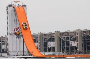 Mattel GmbH: Weit, weiter, am weitesten! / Mit 101 Metern stellt Team Hot Wheels[TM] beim Indianapolis 500 einen spektakulären Weltrekord im Auto-Weitsprung auf