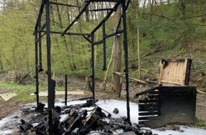 Polizeidirektion Kaiserslautern: POL-PDKL: Holzbühne auf Freizeitgelände abgebrannt