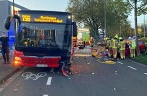 Polizei Mettmann: POL-ME: Zwei Verletzte bei Frontalzusammenstoß - Ratingen - 2211013