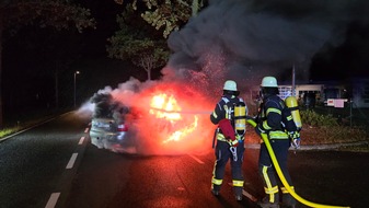 Freiwillige Feuerwehr Celle: FW Celle: Verkehrsunfall in der Nacht - Pkw in Vollbrand