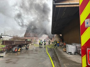 FW-WRN: Gro&szlig;brand eines landwirtschaftlichen Betriebs in Werne-Ehringhausen