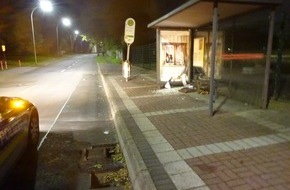 Polizei Bochum: POL-BO: Bochum / Bushaltestelle beschädigt und Gullydeckel ausgehoben - Zeugen gesucht!