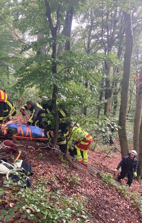 FW-EN: Aufwändiger Rettungseinsatz nach Treckerunfall im Wald