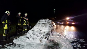 Feuerwehr der Stadt Arnsberg: FW-AR: Schaumbad für brennenden Pkw auf Arnsberger Autobahnparkplatz:
Wehrleute verschiedener Einheiten aus Arnsberg im Einsatz