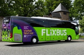 Internationaler Bund: Flix wirbt im Superwahljahr f&uuml;r demokratische Grundwerte / Vier Busse im Spezialdesign mit der Stiftung Schwarz-Rot-Bunt