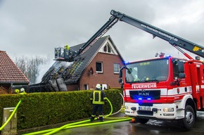 FW-RD: Feuer im Carport springt auf Einfamilienhaus in Sehestedt über - 120 Einsatzkräfte waren im Einsatz