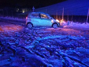 POL-STD: 19-jährige Autofahrerin überschlägt sich mit ihrem Auto in Grundoldendorf - Fahrerin unverletzt, Unbekannter setzt Auto in Stade in Brand - Polizei sucht Zeugen, Feuer in Harsefelder Sauna