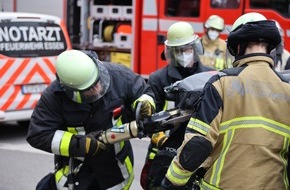 Feuerwehr Essen: FW-E: Zwei Fahrzeuge kollidieren im Kreuzungsbereich - eine Person muss von Feuerwehr befreit werden