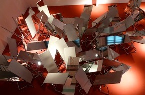 Migros-Genossenschafts-Bund Direktion Kultur und Soziales: migros museum für gegenwartskunst präsentiert vom 6. März bis 30. Mai 2010:   While Bodies Get Mirrored - An Exhibition about Movement, Formalism and Space