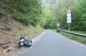 Polizeidirektion Neustadt/Weinstraße: POL-PDNW: Zwei Motorradfahrer bei Verkehrsunfall verletzt