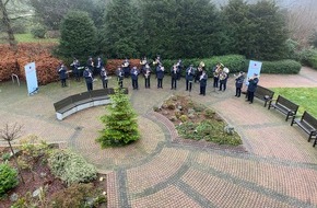 Feuerwehr Velbert: FW-Velbert: Musikzug der Feuerwehr Velbert spielt Weihnachtslieder an Senioreneinrichtungen