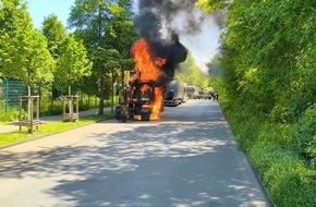 Feuerwehr Essen: FW-E: Bagger brennt vollständig aus - starke Verkehrseinschränkungen in Essen-Bergeborbeck