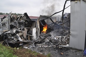 FW-KLE: Abschlussmeldung: Brand eines kunststoffverarbeitenden Betriebs im Gewerbegebiet Bedburg-Hau