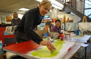 Kunstsupermarkt: Künstler malen live im Supermarkt Erleben, wie Kunst entsteht