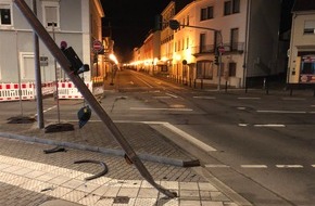 Polizeidirektion Pirmasens: POL-PDPS: Zweibrücken - Fußgängerampel umgefahren und zunächst geflüchtet