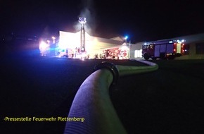Feuerwehr Plettenberg: FW-PL: Härtebad brannte. Zwei Mitarbeiter vermisst. Übung der Feuerwehr im Industriegebiet