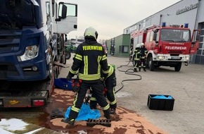 Freiwillige Feuerwehr Aurich: FW-AUR: Dieselkraftstoff bedroht naheliegende Gew&auml;sser