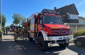 Freiwillige Feuerwehr Lehrte: FW Lehrte: Brennende Koniferen sorgen für Feuerwehreinsatz in Ahlten