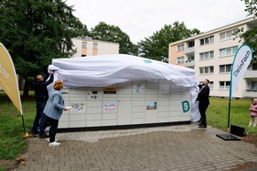 „Mach Marl bunter!“: GCP, DeinFach und stellv. Bürgermeisterin enthüllen gemeinsam kreativ gestalteten Paketautomaten