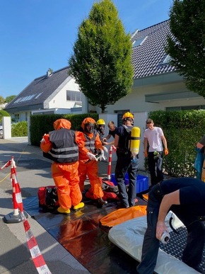 FW Ratingen: Chlorgas im Keller - Schweißtreibender Einsatz für die Feuerwehr Ratingen