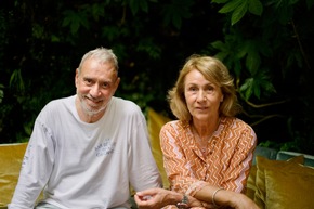 Nie dagewesene Einblicke in Arbeit und Privatleben des deutschen Hollywood-Regisseurs Roland Emmerich ab 5. November 2025 in der ARD Mediathek