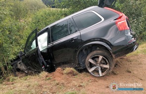 Polizeipräsidium Westpfalz: POL-PPWP: Verkehrsunfall mit verletzter Person - ein Fahrzeug überschlägt sich