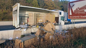 Polizeipräsidium Nordhessen - Kassel: POL-KS: Lkw verliert Kleidung bei Unfall auf A 44: Fahrer leicht verletzt; aktuell Stau nach Vollsperrung