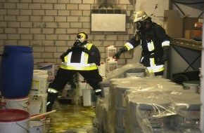 Feuerwehr Essen: FW-E: Salzsäure in Baustoffhandel ausgelaufen, keine Verletzten