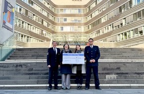 Polizei Hamburg: POL-HH: 251106-3. Polizei und Feuerwehr überreichen Spendenscheck
