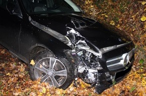 Polizei Minden-Lübbecke: POL-MI: Mercedesfahrer kommt von der Straße ab