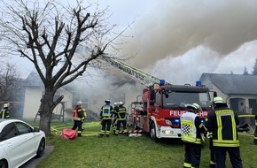 Freiwillige Feuerwehr Königswinter: FW Königswinter: Dachstuhlbrand fordert Feuerwehr in Königswinter-Niederdollendorf