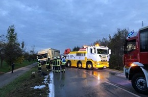 Kreisfeuerwehrverband Bodenseekreis e. V.: KFV Bodenseekreis: Tödlicher Verkehrsunfall auf B33 bei Markdorf: Fahrerin verstirbt nach Frontalkollision.