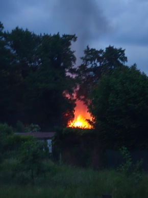 FW Datteln: Kleingebäudebrand - Gartenlaube in Vollbrand