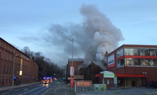 Feuerwehr Mülheim an der Ruhr: FW-MH: Feuer in einem leerstehenden Wohngebäude - Keine Verletzten #fwmh