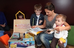 McDonald's Kinderhilfe Stiftung: Nazan Eckes liest kleinen Patienten aus der McDonald's Lesekiste vor (FOTO)