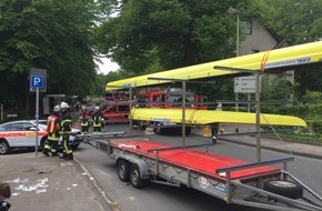 Feuerwehr Essen: FW-E: Person unter Anhänger eingeklemmt