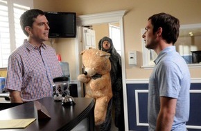 ProSieben: "Wilfred" / Dreimal Kater ist genug: "Hangover"-Star Ed Helms passt auf Hund "Wilfred" auf - am 24. Juni auf ProSieben (BILD)
