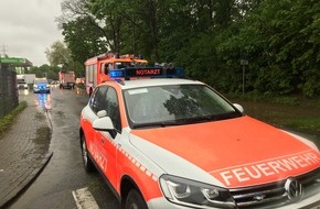 Feuerwehr Bottrop: FW-BOT: Passantin unter Baum eingeklemmt