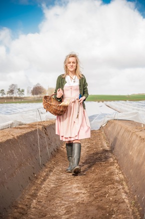 Start in die landesweite Spargelsaison: Neue Spargelherzogin waltet ihres Amtes