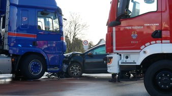 Freiwillige Feuerwehr Celle: FW Celle: Verkehrsunfall PKW gegen LKW