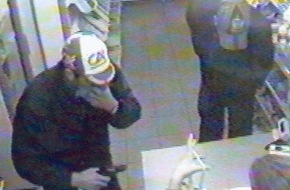 Polizei Rhein-Erft-Kreis: POL-BM: Frechen-Bachem Raub auf Tankstelle - Fotos