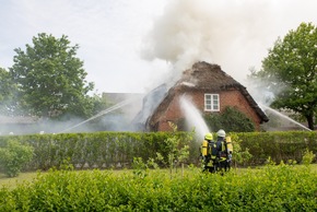 FW-RD: Reetdachhaus brennt in Damendorf bis auf die Grundmauern nieder, 130 Feuerwehrkameraden im Einsatz, dabei wurde ein Feuerwehrkamerad verletzt.