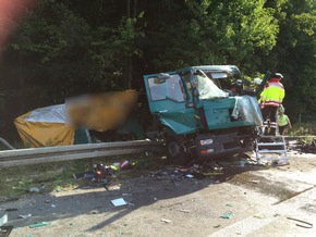 FW-AR: LKW-Unfall auf der BAB 445 bei Neheim fordert zwei Schwerstverletzte