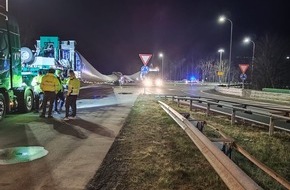 Polizeiinspektion Cuxhaven: POL-CUX: Schwertransport bleibt mit technischem im Cuxhavener Kreisel liegen (Lichtbild in der Anlage)