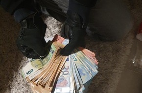 Polizei Duisburg: POL-DU: Beeck: Durchsuchung bei mutmaßlichen Drogendealern - Diensthund "Cash" erschnüffelt Bargeld